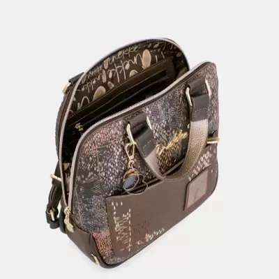Mala de mão feminina em padrão castanho com detalhes decorativos e bolso frontal.