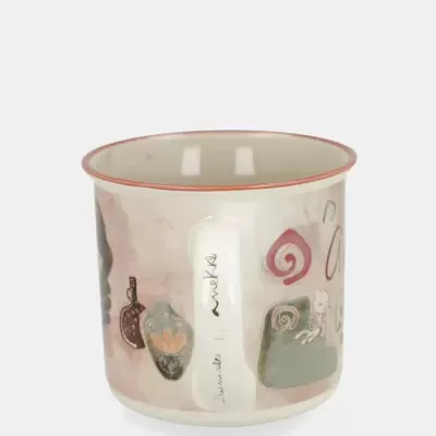 Caneca de cerâmica decorativa com motivos artísticos em tons suaves