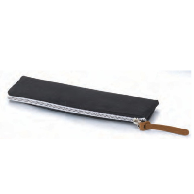 Estojo de tecido negro com fecho prateado e puxador castanho