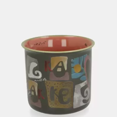 Vaso cerâmico preto com decoração colorida e interior vermelho