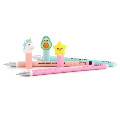 Três canetas coloridas com figuras de unicórnio, abacate e estrela sorridentes no topo.