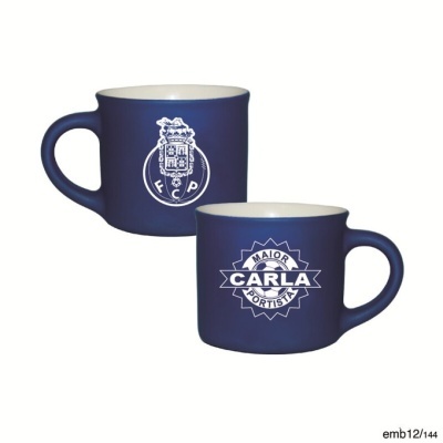 Duas canecas azuis com interior branco e desenhos brancos relacionados a futebol