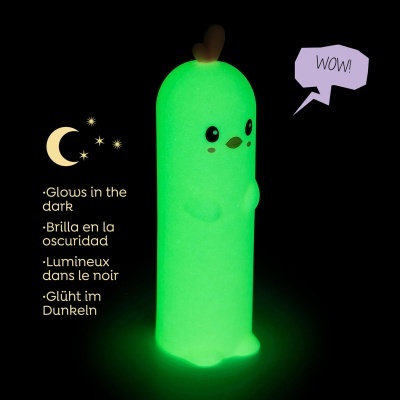 Luz de presença infantil verde fosforescente em forma de personagem com texto multilingue sobre brilho no escuro