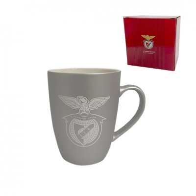 Caneca cinza com símbolo de águia e escudo branco com caixa vermelha de S.L. Benfica
