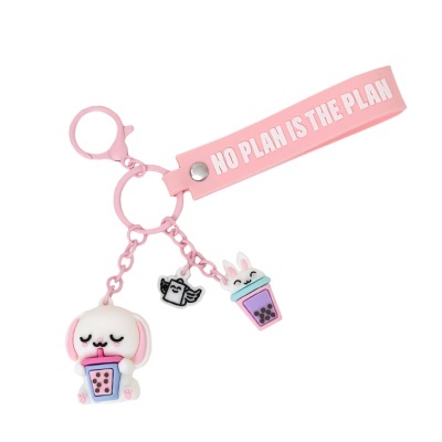 Chaveiro rosa com penduricalhos de cão, bubble tea e livro, com frase NO PLAN IS THE PLAN