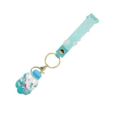 Porta-chaves com chaveiro de garrafa azul e purpurinas