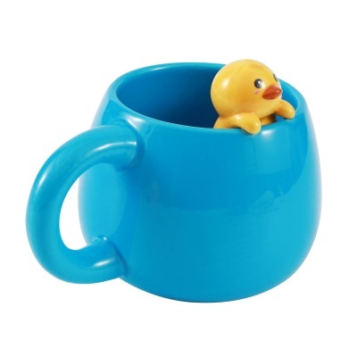 Caneca azul com pato amarelo na borda