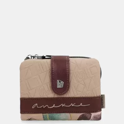 Carteira compacta bege e castanha com padrão em relevo e aba com botão