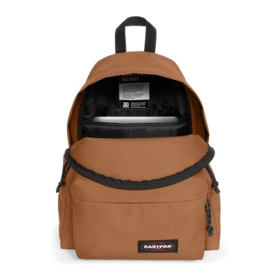 Mochila laranja Eastpak aberta com interior preto e etiqueta visível
