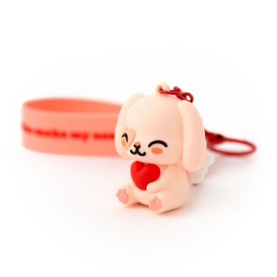 Chaveiro de cão cor-de-rosa com coração vermelho e pulseira cor-de-coral.