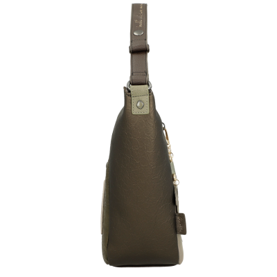 Bolsa de mão verde-oliva em pele sintética vista de lado