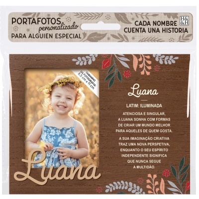 Porta-fotos personalizado em madeira com flores e nome Luana em relevo numa embalagem transparente