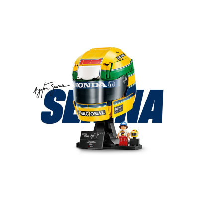 Miniatura de capacete de corrida com base e figura em miniatura ao lado.