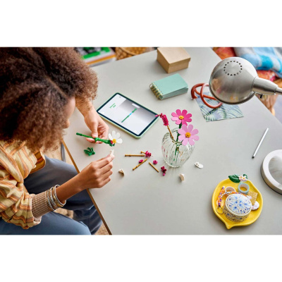 Mesa com flores decorativas e objetos de escritório
