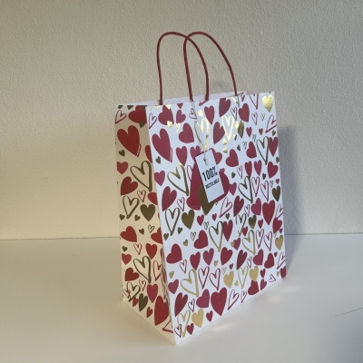 Saco de papel para presente com estampado de corações e etiqueta 100% RECICLADO