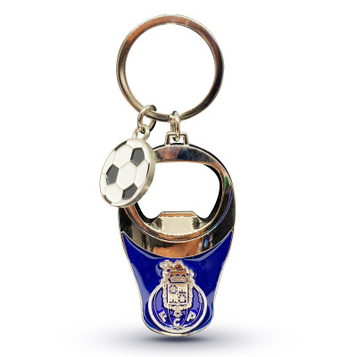 Chaveiro metálico com abridor de garrafas com pendente de bola de futebol e emblema F C P em azul e prateado.