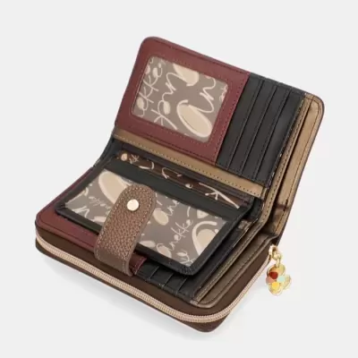 Carteira castanha com fecho e bolsos internos