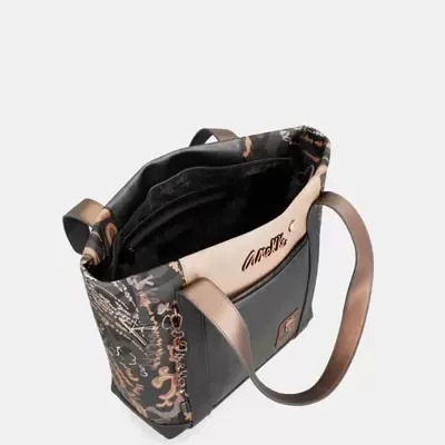 Mala de mão preta e bege com padrão abstrato e alças castanho-acinzentadas