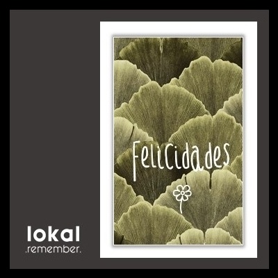 Cartão com padrão folhas verdes e texto felicidades