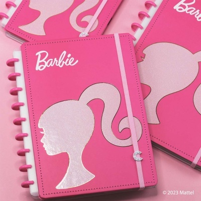 Cadernos rosa com capa Barbie e perfil feminino brilhante