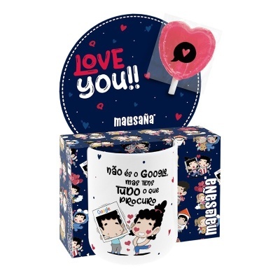 Caneca branca com ilustração e texto romântico com embalagem azul e chupeta cor de rosa em plástico