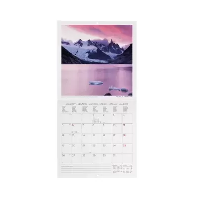 Calendário de parede com fotografia de montanhas e lago nevado