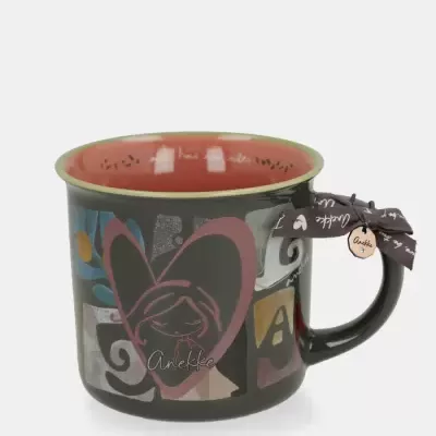 Caneca cerâmica preta com desenhos coloridos, coração rosa, texto Anekke, laço castanho na pega