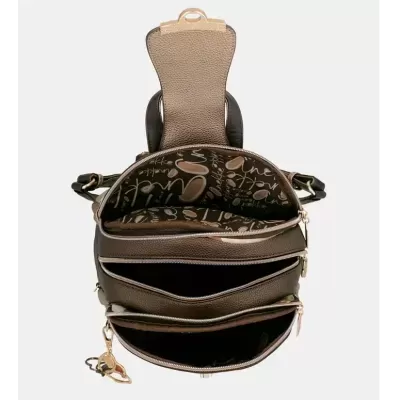 Mochila castanha com vários compartimentos abertos e interior estampado com texto