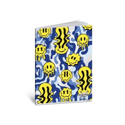 Caderno com capa azul camuflada e caras amarelas sorridentes