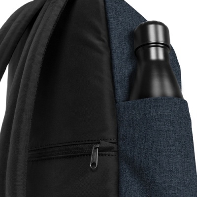 mochila preta e azul com garrafa térmica preta na bolsa lateral