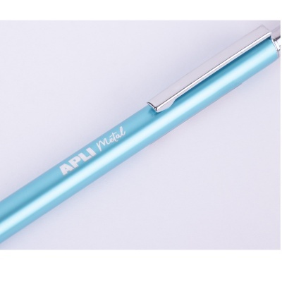 Caneta de metal azul claro com clip prateado e texto APLI Metal