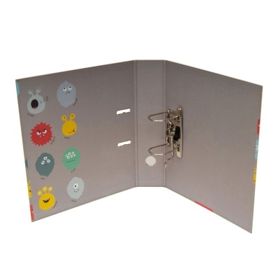 Pasta de argolas cinzenta com desenhos de monstros coloridos e fechos metálicos