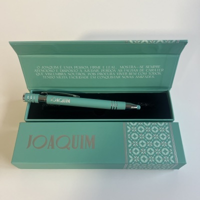 Conjunto de caneta turquesa com detalhes prateados em caixa turquesa decorativa com texto JOAQUIM
