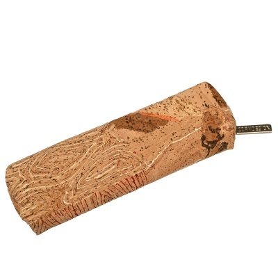 Rolha de cortiça natural com textura rugosa e etiqueta metálica