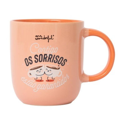 Caneca cor de pêssego com texto e ilustração de chávenas sorridentes