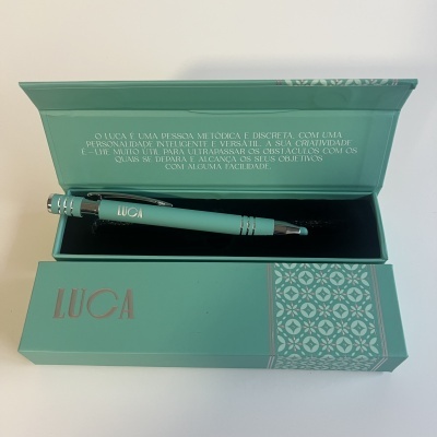 Caneta verde LUCA em caixa verde com padrão geométrico