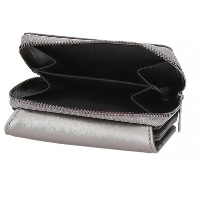 Carteira pequena cinzenta com fecho de zíper aberta mostrando interior preto
