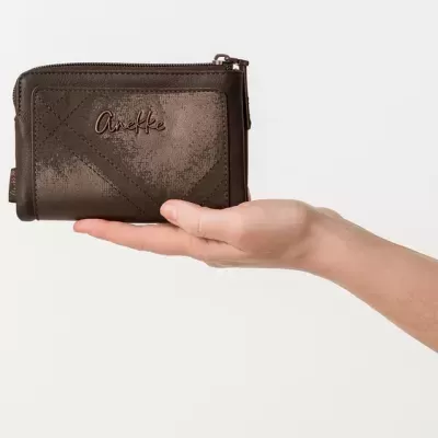 Carteira castanha com textura brilhante e logo AneKke