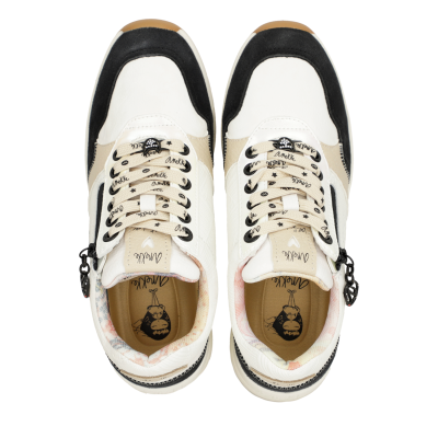 Sapatilhas desportivas pretas, brancas e bege com cadarços bege e fecho lateral prateado.