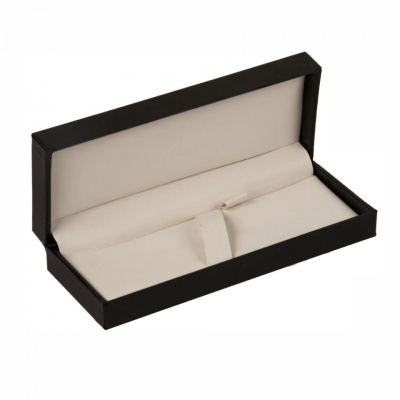 Caixa para caneta preta com interior bege almofadado.