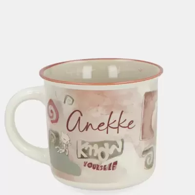 Caneca de cerâmica decorada com texto e desenhos em tons pastel