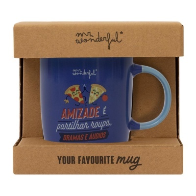 Caneca azul com ilustração de fatias de pizza e texto em caixa de cartão castanho