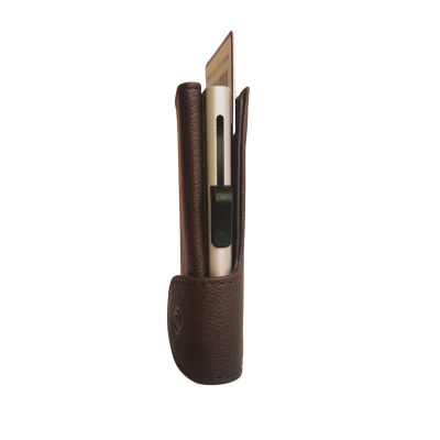 Carteira castanha em pele com cartão e objeto metálico