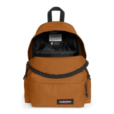 Mochila laranja Eastpak aberta com interior preto e etiqueta visível