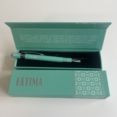 Caneta metálica verde-água com caixa verde-água e texto FATIMA