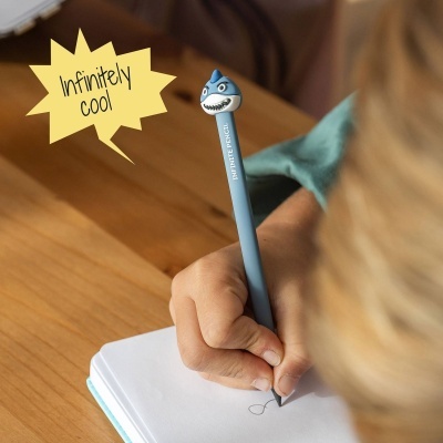 Lápis azul com cabeça de tubarão sendo usado por criança para desenhar, com texto INFINITE PENCIL e balão de fala Infinitely cool.