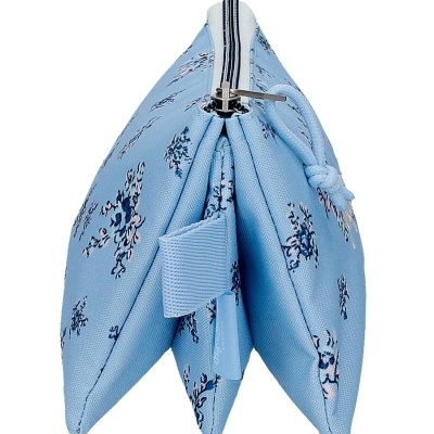 Carteira azul clara com padrão floral e fecho de correr