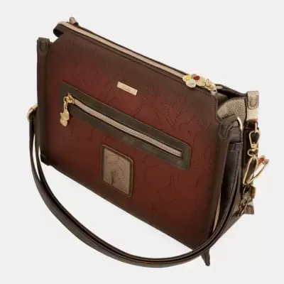 Mala de ombro castanha com padrão em relevo e fecho zip dourado decorado com flor