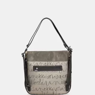 Mala tipo saco cinza e preto com padrão de texto e bolso frontal