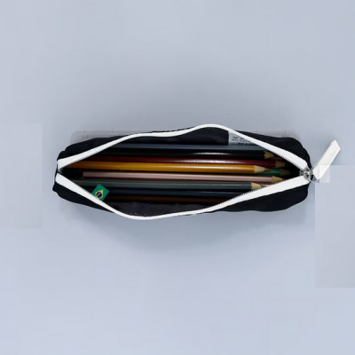 Estojo preto aberto com lápis de cor dentro